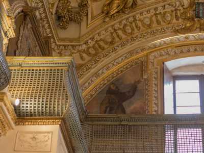 Nella controfacciata vi sono invece le raffigurazioni di san Francesco, a cui � ispirata la regola del monastero...